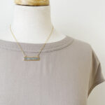 Collier chaîne pendentif rectangulaire gris et or . Boutique cadeau et vêtement Couleur Bonheur de Lac-Mégantic.